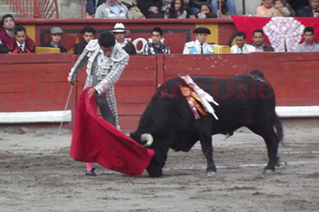 "El Zapata" Triunfo ante un encierro impresentable. Foto La Jornada de Oriente.