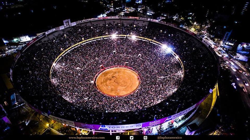 Una corrida nocturna reactiva la Plaza México