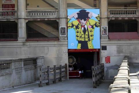Una imagen de Padilla del artista navarro LKN da la bienvenida a la Plaza de Toros de Pamplona.