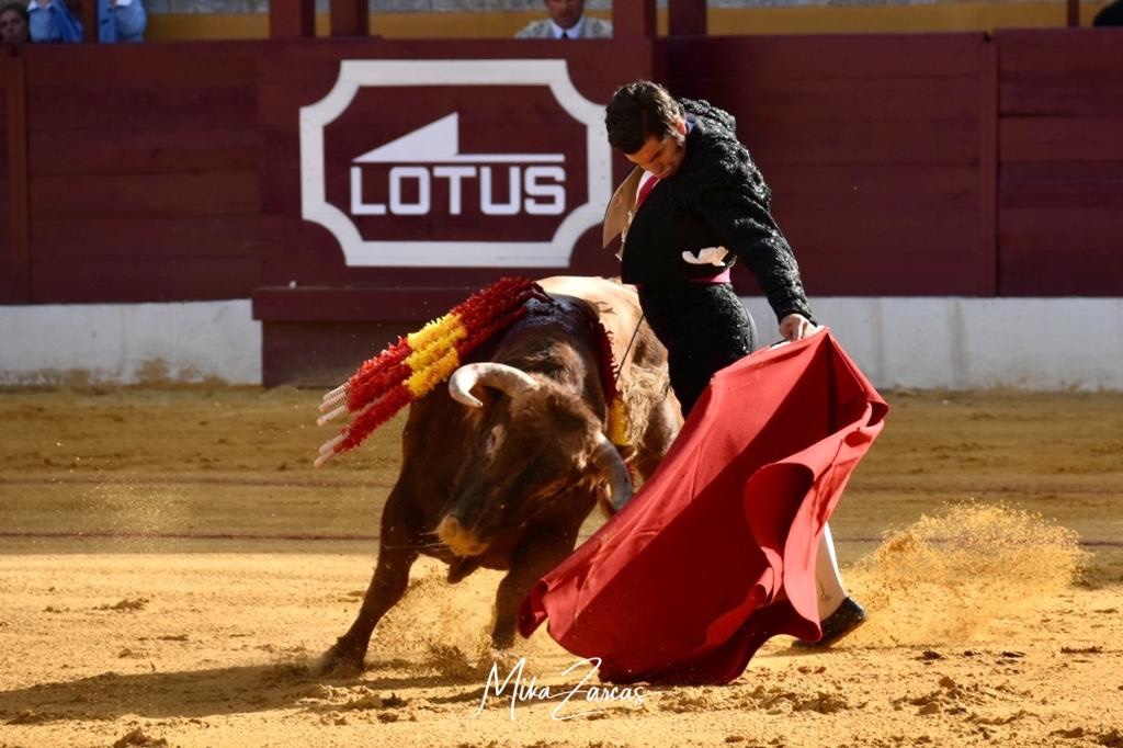 Morante de la Puebla, cogido por el primer toro en La Línea (Cádiz). En duda su actuación del día de mañana en Sevilla.