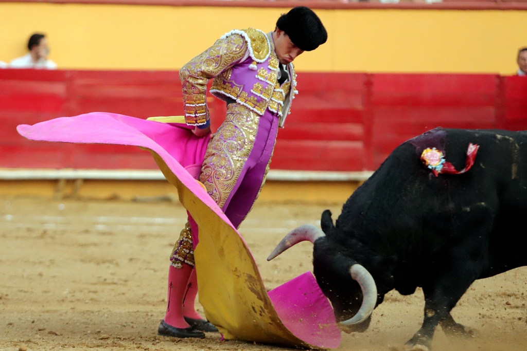 Miguel Aguilar corta una oreja en Texcoco.
