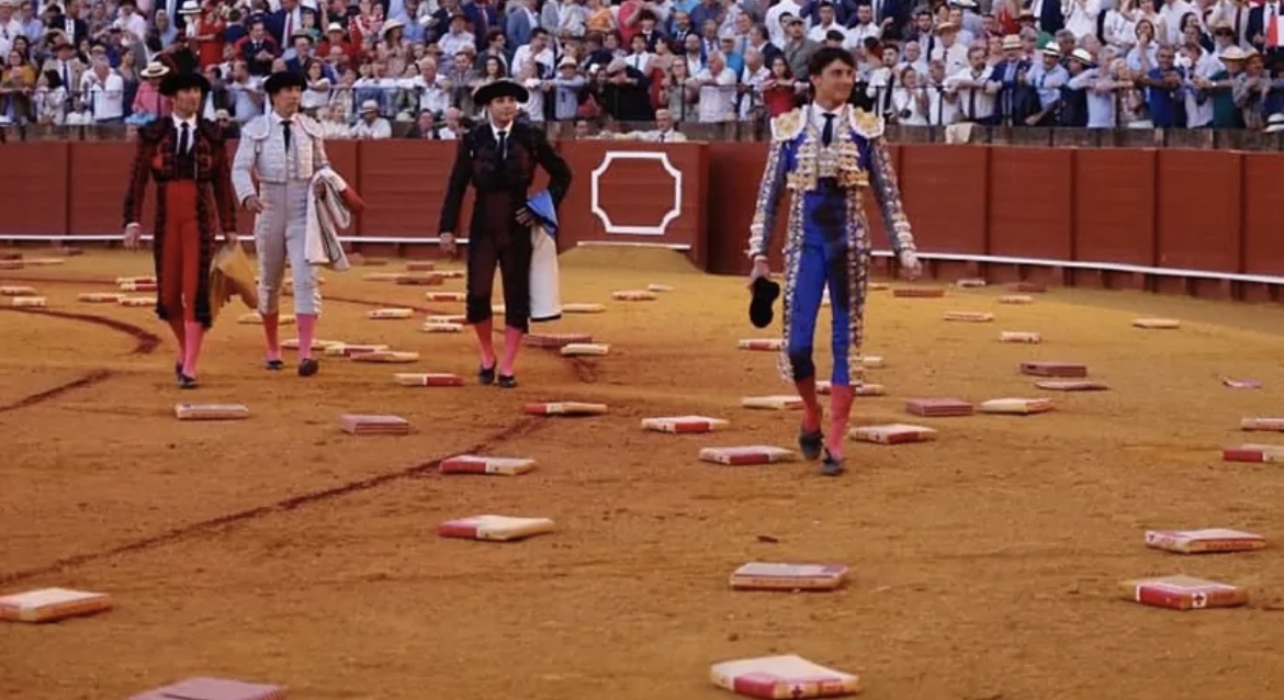 Sevilla: El presidente se mete en un lío por pillarse los dedos con Roca Rey.
