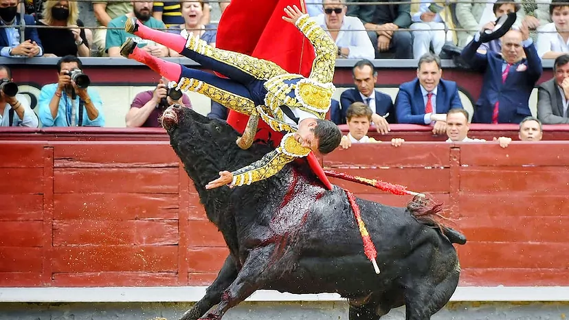 Feria de San Isidro: Alternativa sangrienta de Rafael González y entrega de Juan Leal.