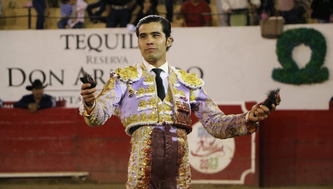 Diego San Román pone al público a torear en Autlán de la Grana.