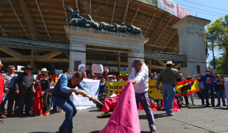 Plaza México: El objetivo es juntar 45 mil firmas para el 16 de febrero.