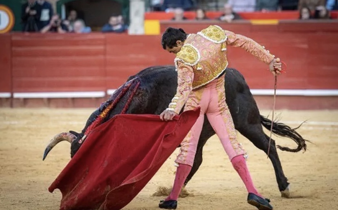 Feria de Fallas: El toreo al natural de Paco Ureña vuelve a encender Valencia.