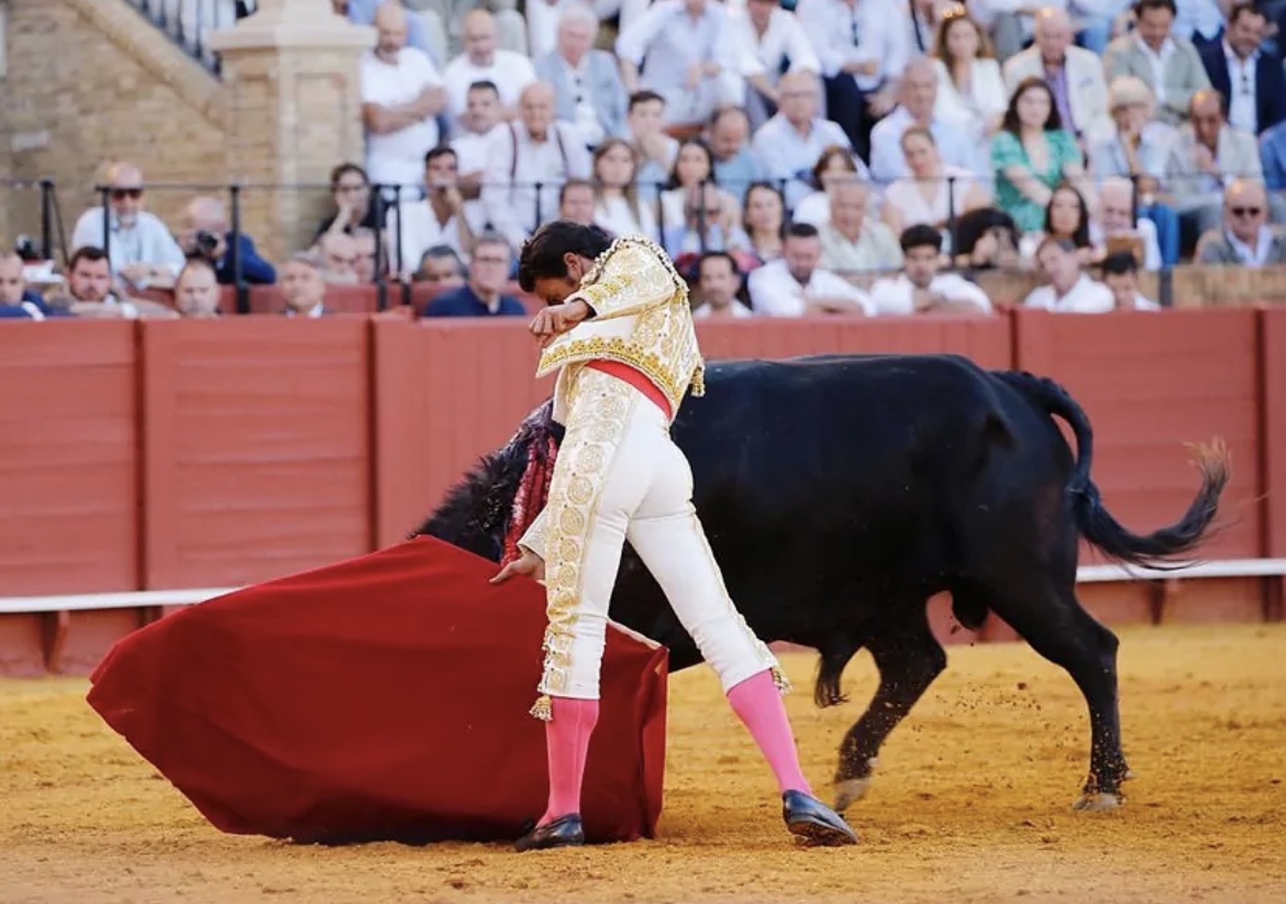 Sevilla: El recuerdo de Curro Romero puesto en pie con un toro de ensueño.