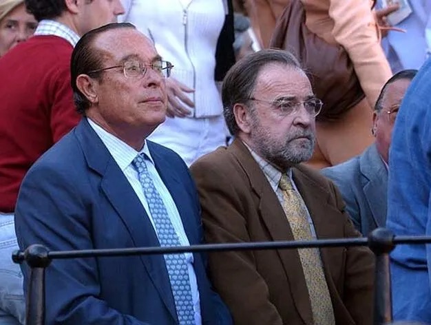 Muere a los 80 años Antonio Burgos, el artista sevillano de la columna periodística.