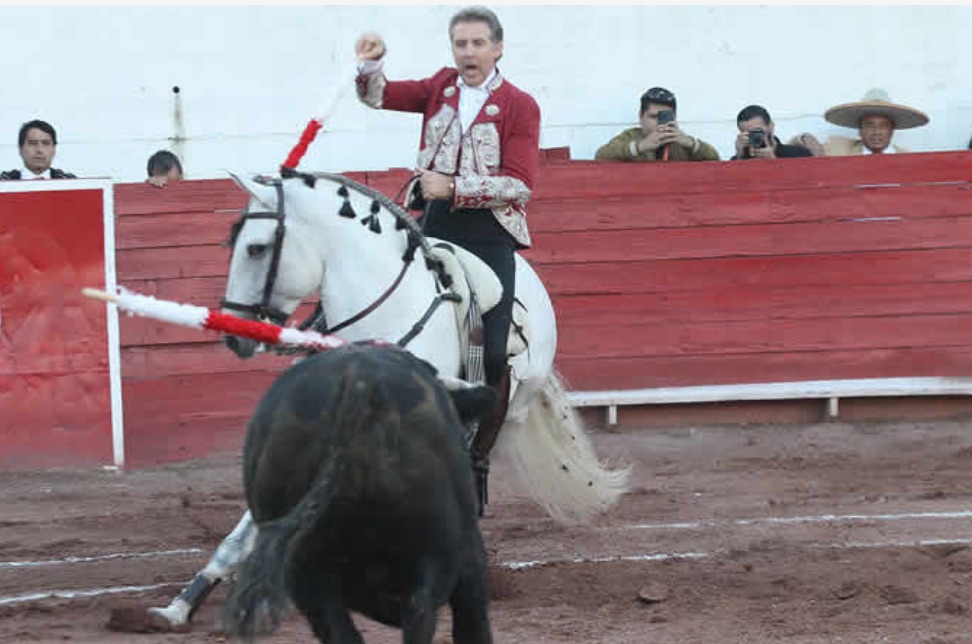 Pablo Hermoso de Mendoza debut y despedida en Yahualica, con Puerta Grande incluida.