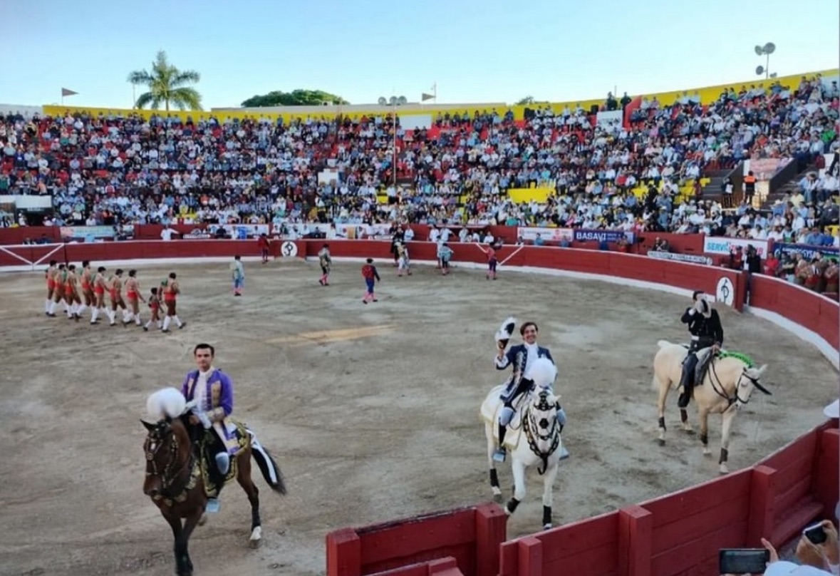 Los jóvenes rejoneadores muestran sus credenciales en Mérida.