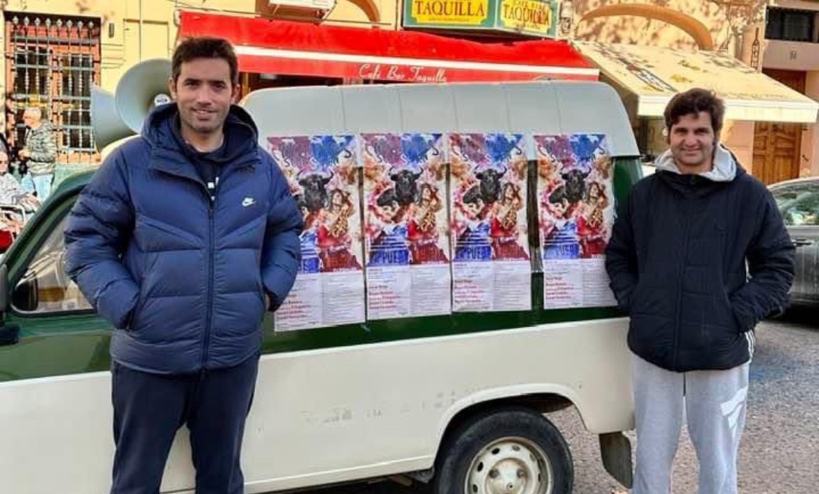 Morante baja al barro: el torero se pasea por Sevilla pegando carteles y con un megáfono.