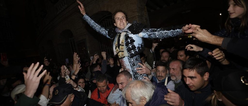 Pírrica salida a hombros de Román en su esforzado gesto en solitario de Valencia.