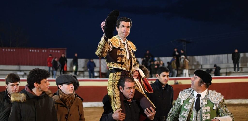 El torero madrileño Rafael de Julia, primera puerta grande en la copa Chenel.