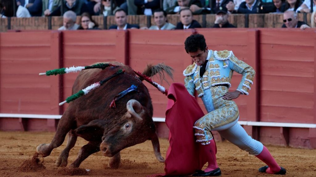 Feria de Sevilla: Sublime el diálogo toro-torero.