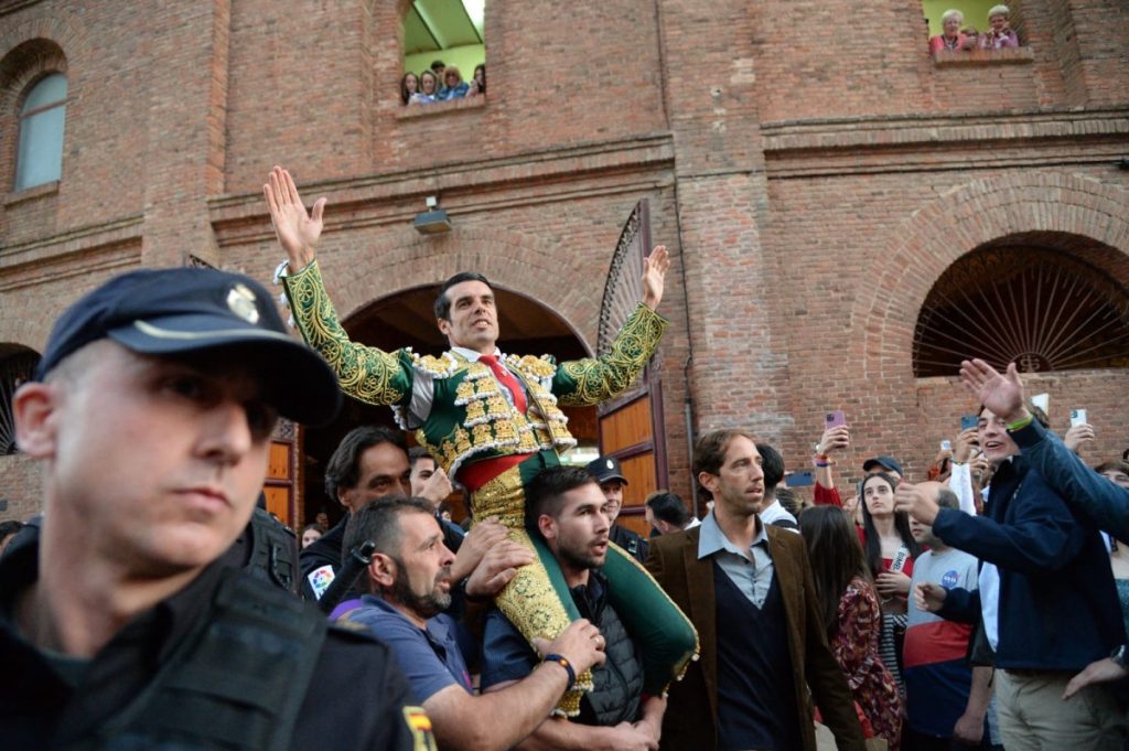Raza, entrega y toreo puro encumbran a Emilio de Justo en Valladolid.