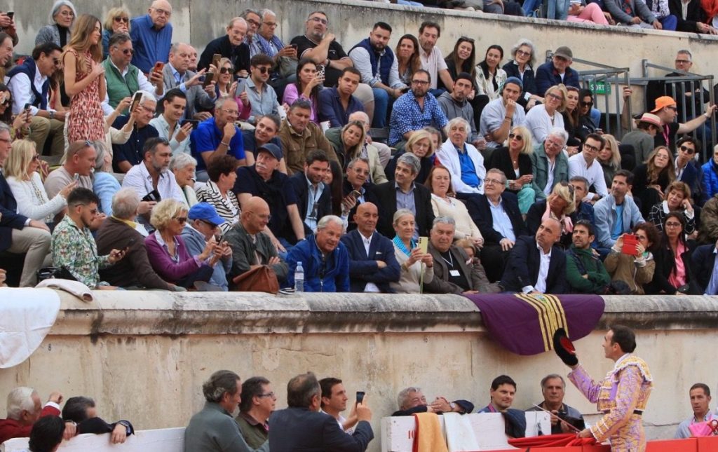 Enrique Ponce corta una oreja en la corrida de su reaparición… y despedida de Nimes.
