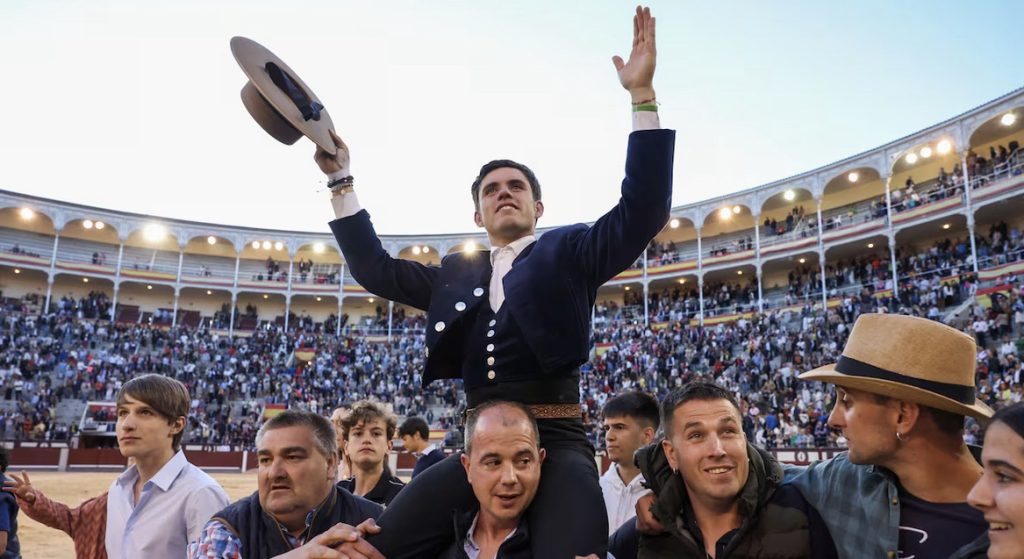 Feria de San Isidro: Puerta Grande para Guillermo Hermoso en el adiós sin brillo de su padre.