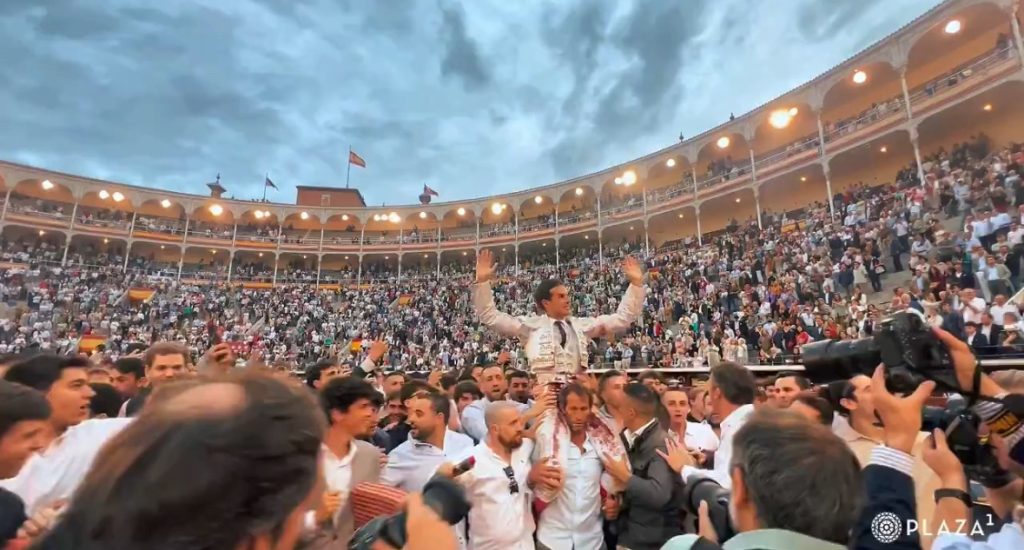 Feria de San Isidro: Benéfica puerta grande de Fernando Adrián.