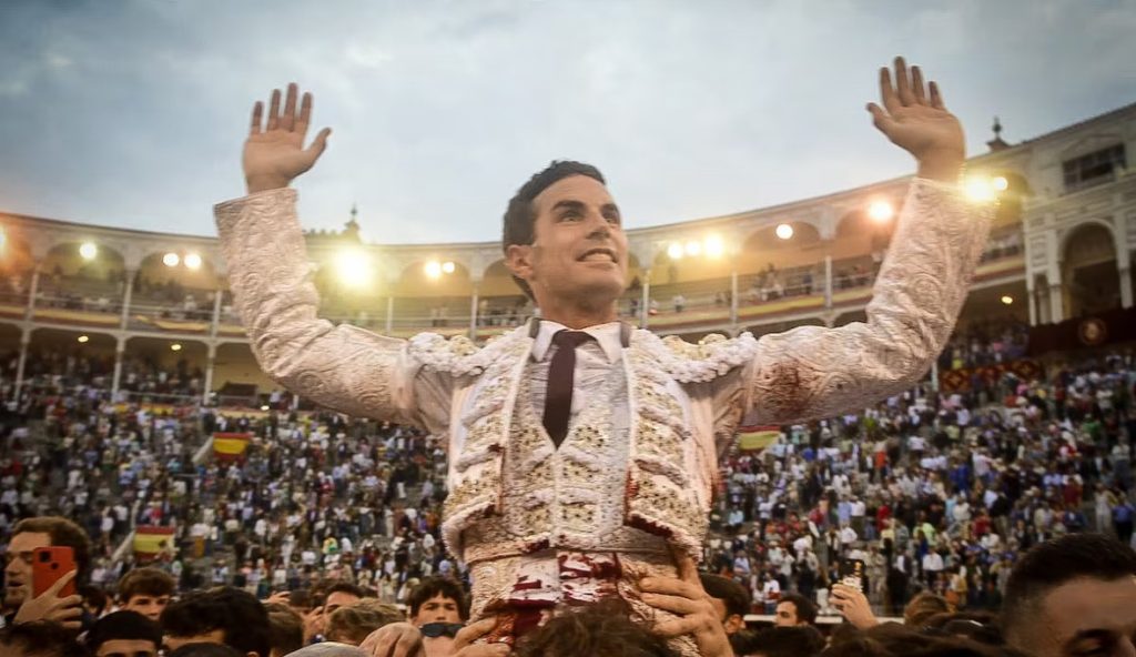 Feria de San Isidro: Inesperada Puerta Grande para un afortunado y entregado Fernando Adrián.