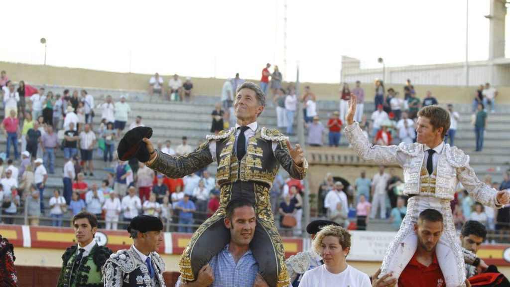Manuel Escribano y Borja Giménez salen a hombros de la Plaza de Toros de Vera.