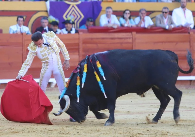 FERIA REAL DE ALGECIRAS 2024: Cátedra de Enrique Ponce en Algeciras: estiloso ante la dulzura y poderoso frente a la casta.