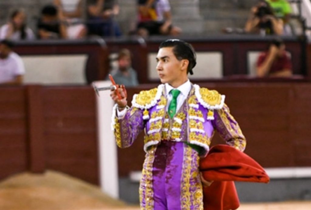Bruno deja en Madrid constancia de su entrega.