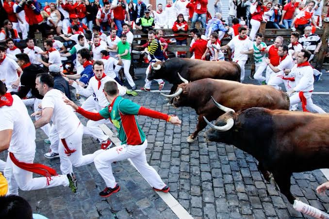 ¿Por qué se usa ropa blanca y pañuelo rojo en San Fermín?