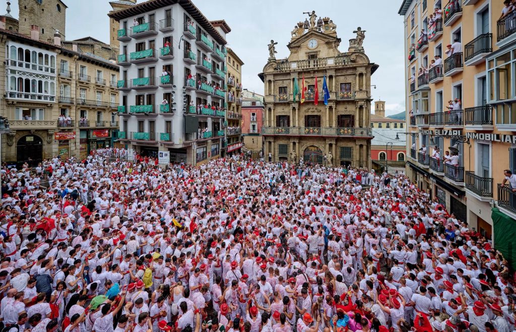 Arrancan los Sanfermines de 2024 con un multitudinario chupinazo.