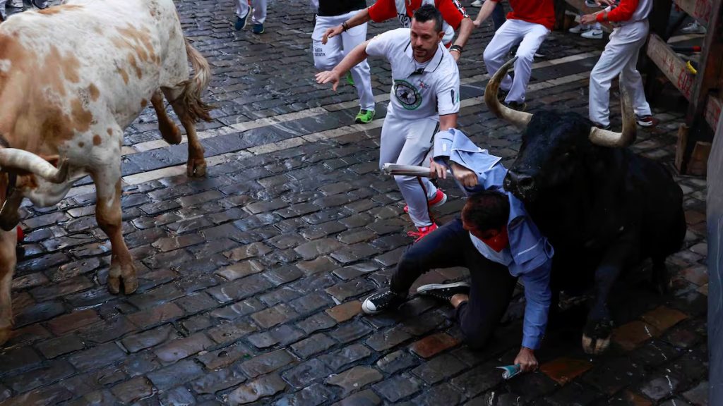 Segundo encierro de San Fermín 2024: Los toros de la ganadería Cebada Gago recorren las calles de Pamplona en dos minutos y 43 segundos.