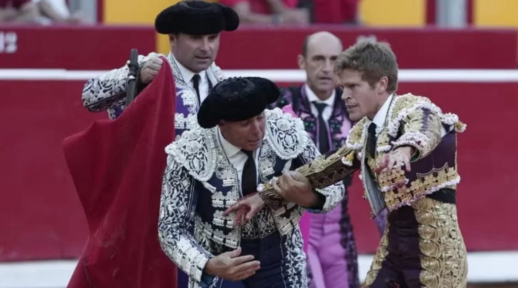 Borja Jiménez evoluciona favorablemente de la grave cornada sufrida en Pamplona.