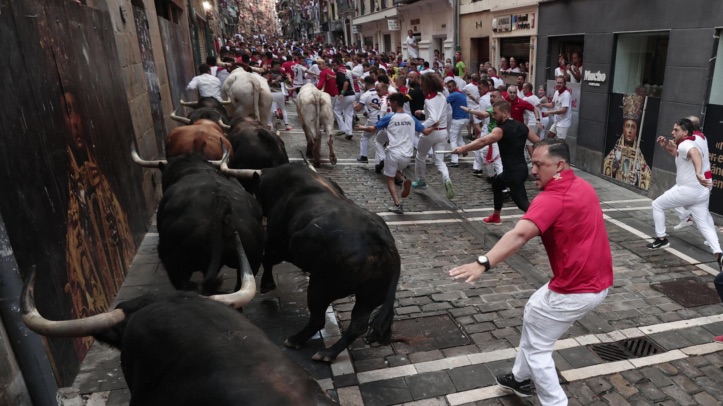 Los toros de Fuente Ymbro completan un encierro muy rápido y limpio.