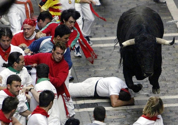 Séptimo encierro de San Fermín 2024 en Pamplona: rápido, emocionante y muy peligroso.