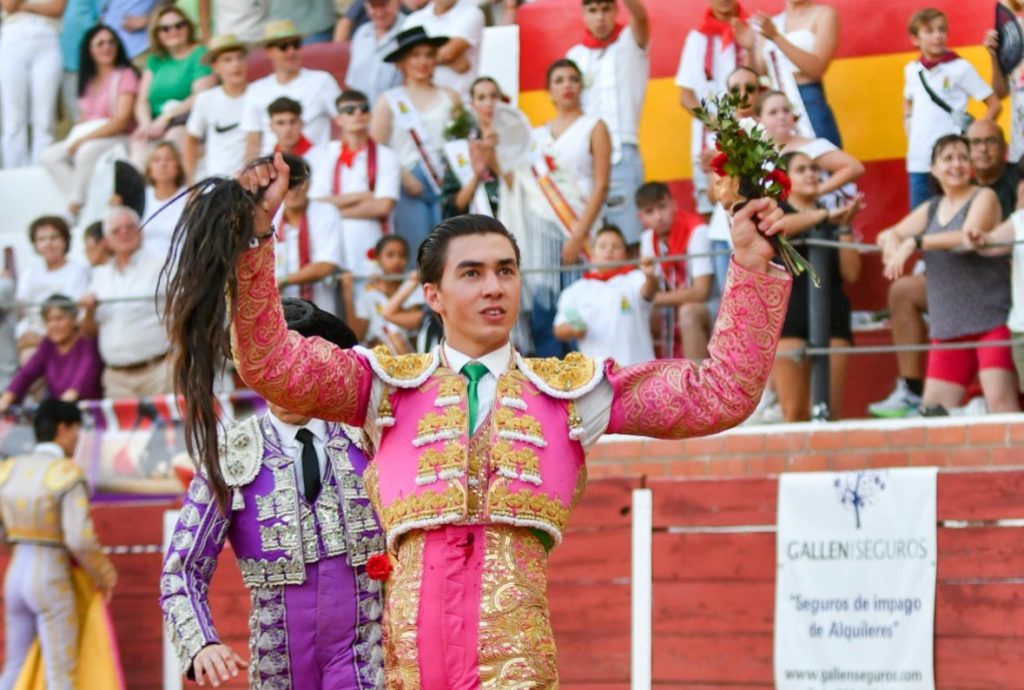 Bruno Aloi corta un rabo en El Herrumblar.