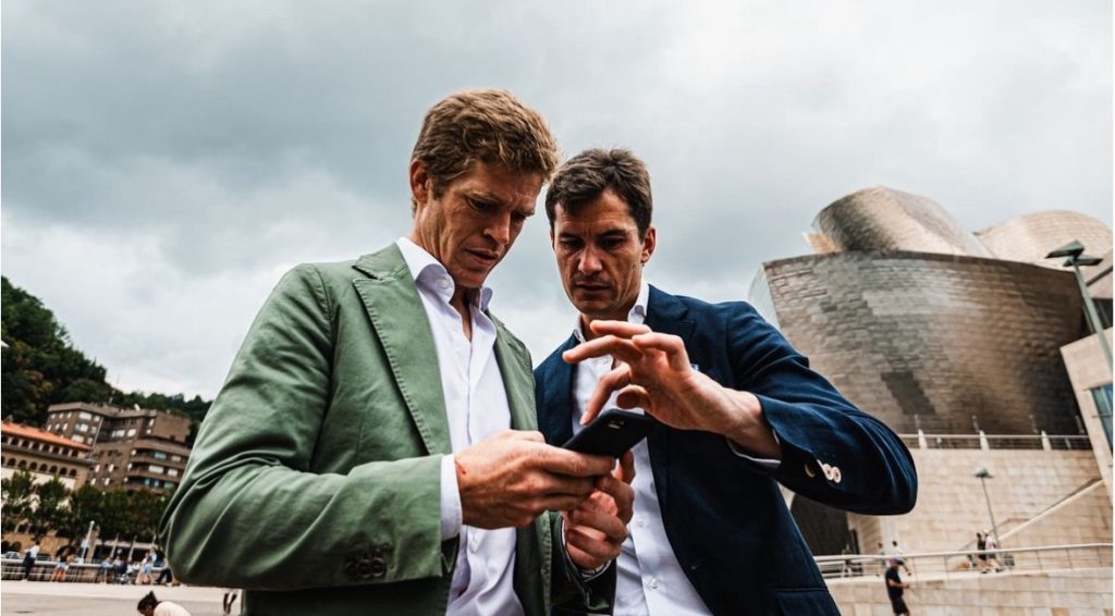 El Guggenheim se ilumina con la Feria de Bilbao.