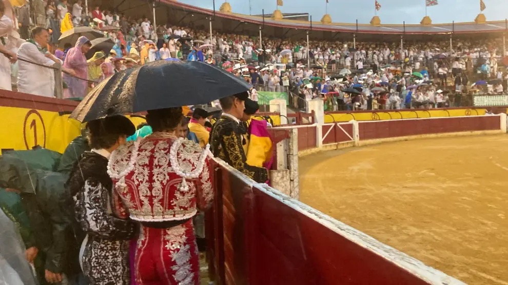 La lluvia suspende una corrida histórica en la plaza de toros de Huesca con todo vendido.