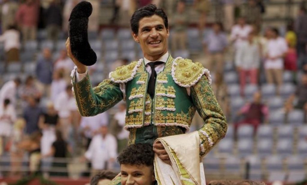 Tres orejas para el temple de Pablo Aguado, triunfador de la feria de San Sebastián 2024.