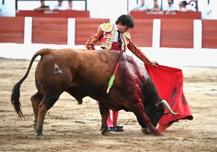 La clase y certera espada de Curro Díaz amortiguan el escandaloso LXXVII aniversario de la muerte de Manolete en Linares.