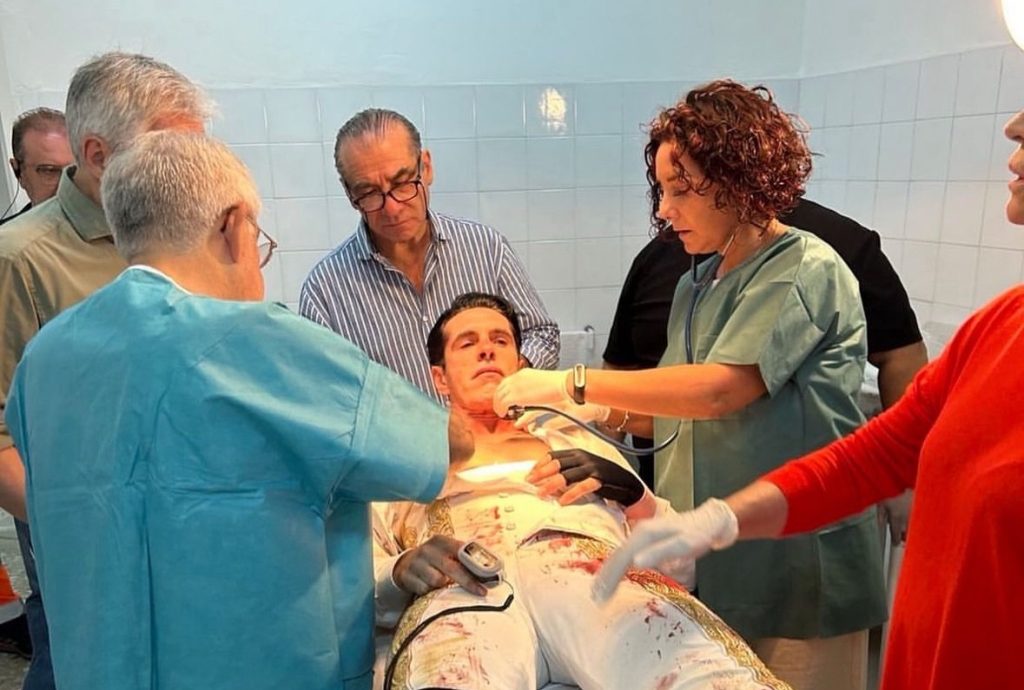 Talavante, cogido por el toro que indultó al llevarlo a chiqueros.