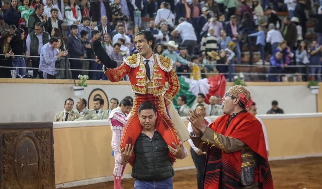 Diego San Román corta tres orejas y sale por la puerta grande en Juriquilla.