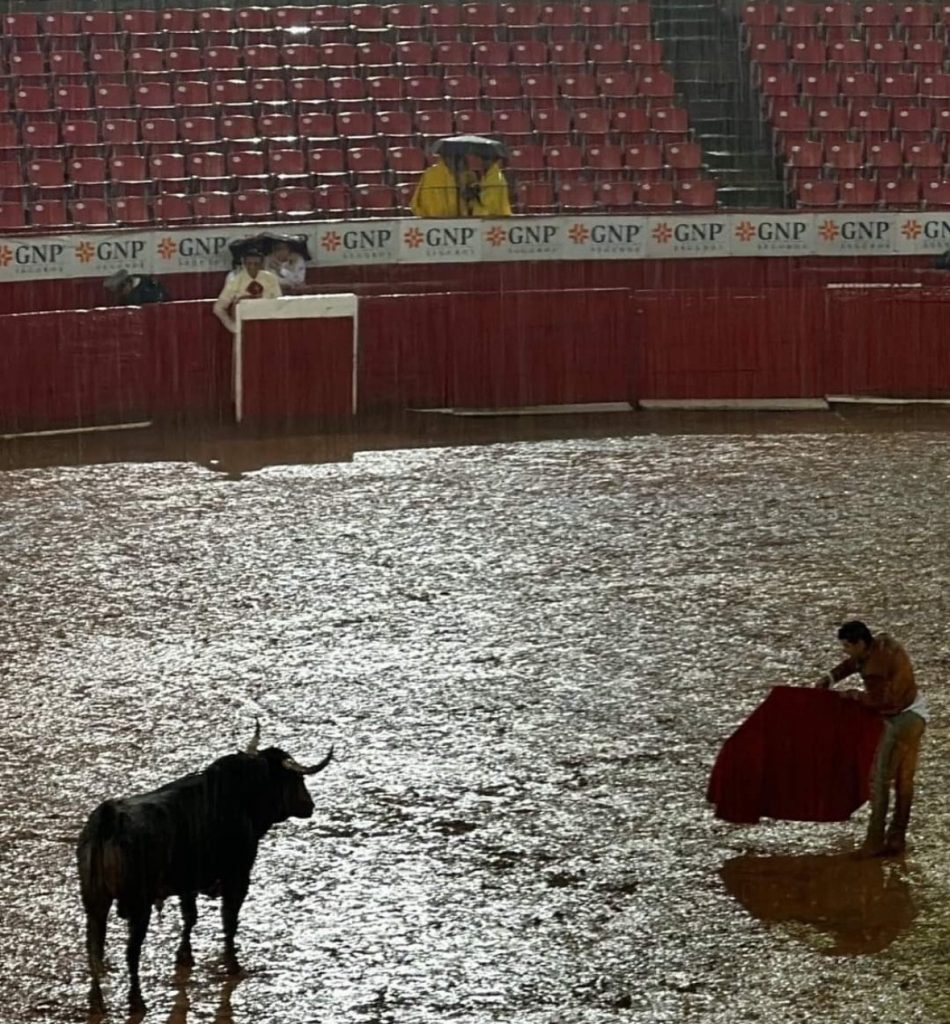 Plaza México – Corrida Charro Taurina: Toreros bajo un diluvio.