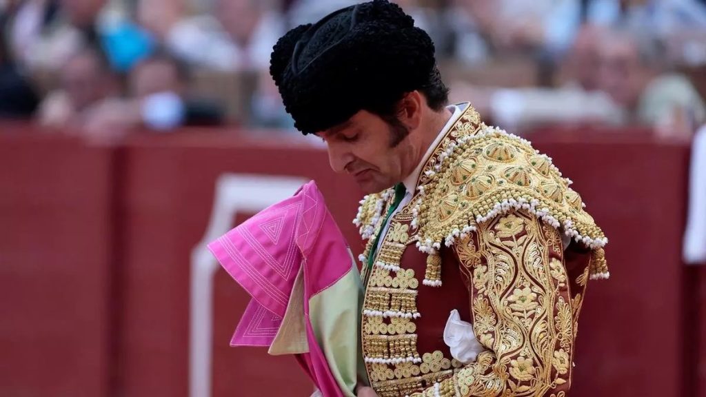Entra Pablo Aguado por Morante en la Feria de San Miguel de Sevilla.
