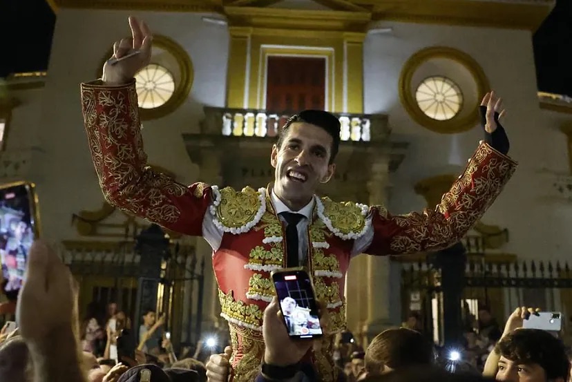 Alejandro Talavante abre una discutida Puerta del Príncipe en Sevilla.