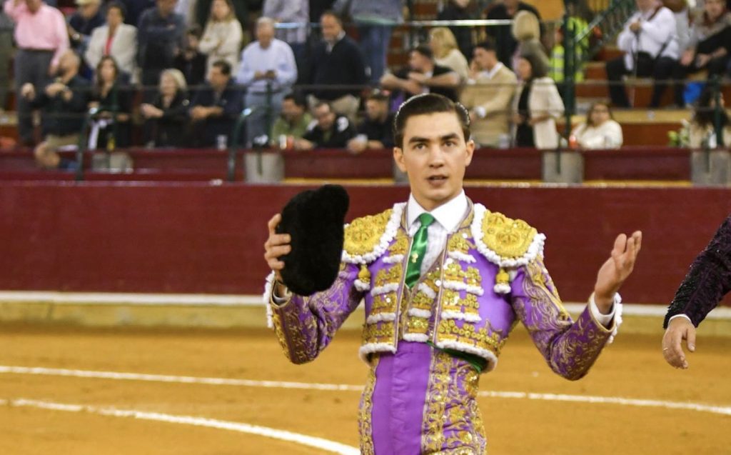 Bruno Aloi da una vuelta al ruedo en Zaragoza.