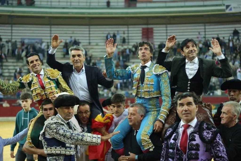 Curro Díaz impone su toreo ante los Victorinos en la última de feria.