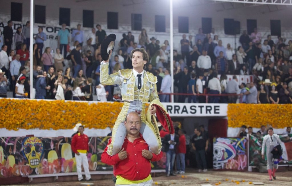 Arturo Gilio triunfa en la Corrida de Calaveras de Ciudad Lerdo.