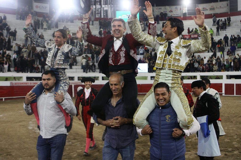 Pablo Hermoso, llena la plaza de Ciudad Juárez, se lleva cuatro orejas y un rabo y sale en hombros con Flores y San Román.