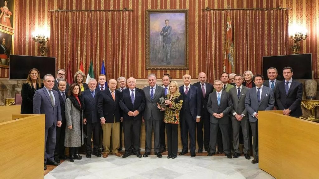 Paco Camino ya reina en el corazón de la Sevilla taurina.
