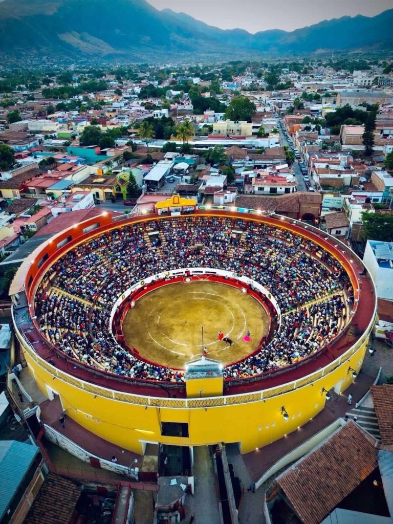 Autlán: Los novilleros Borja Ximelis y Axel López cortan una oreja.