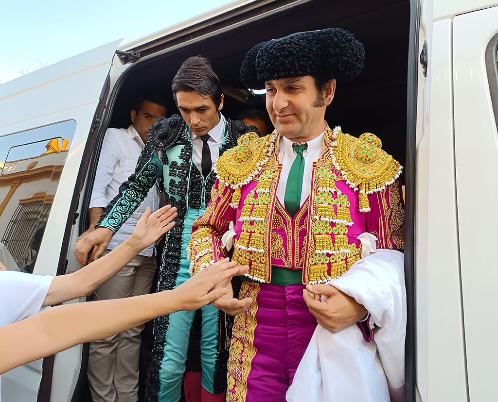 Recogen firmas para la entrega de la Medalla de Andalucía a Morante de la Puebla.