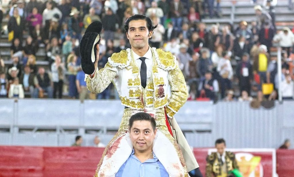 Diego San Román sale en hombros de Moroleón.